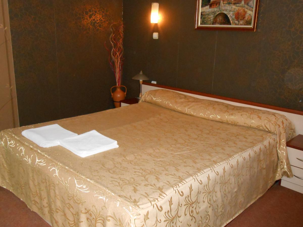 Hotel Kapri Jambol Kültér fotó